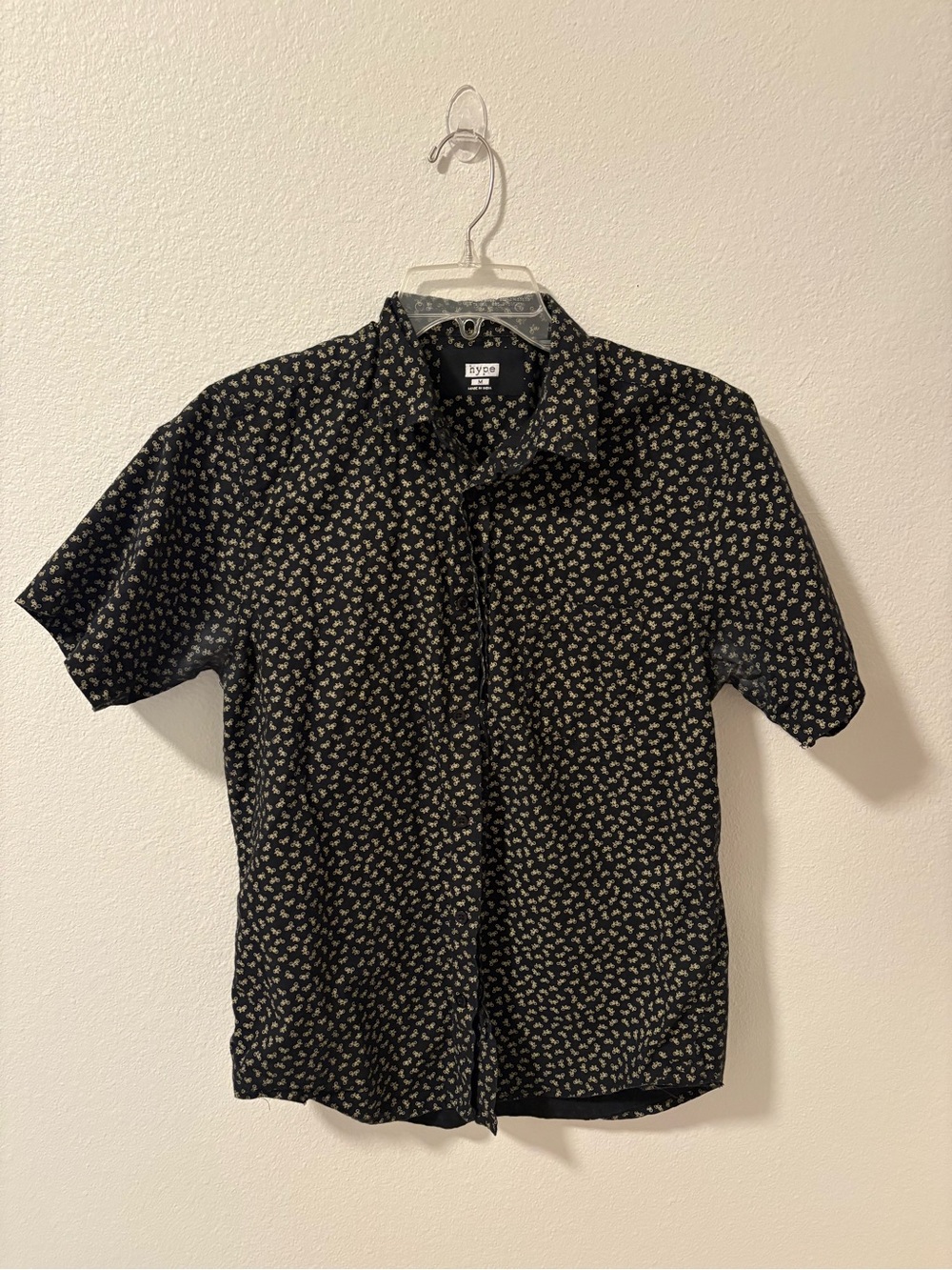 Hype Black Short-Sleeve Button-Down Shirt with Cream Floral Print